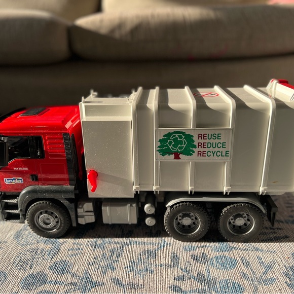 Official large Bruder side loading garbage truck -Excellent condition - Picture 3 of 11